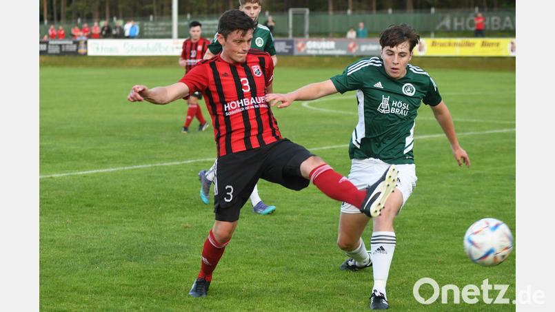 Benjamin Urban (links) in Aktion. Zusammen mit seinem Trainerkollegen Klaus Moucha geht der Spielertrainer des SC Luhe-Wildenau optimistisch in die Landesligasaison. Bild: otr