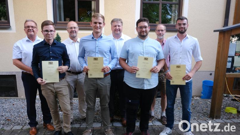 Urkunden für die Besten (vorne von links): Ralf Wiesmeth, Emil Franz Dölschner, Alexander Niec und Johann Koller. Hinten von links: Bürgermeister Martin Preuß, Oberstudiendirektor Martin Wurdack, stellvertretender Landrat Stefan Braun und Bernhard Mikuta (Betreuer der Fachschule für Mechatronik- und Elektrotechnik). Bild: usc