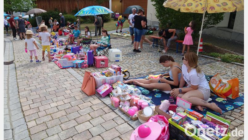 Beim Flohmarkt für Kinder finden viele Spielsachen neue Besitzer. Bild: sgs