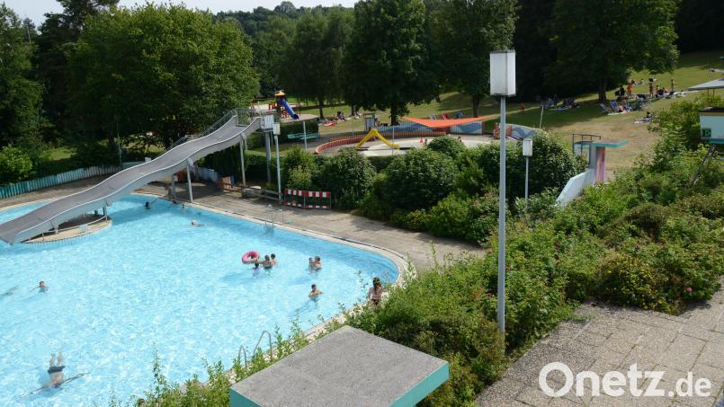 Wenn die Sanierung des Freibades umgesetzt wird, bekommt das Nichtschwimmerbecken einen neuen Platz, die Breitbandrutsche soll ins Gelände verlegt werden. Bild: bey