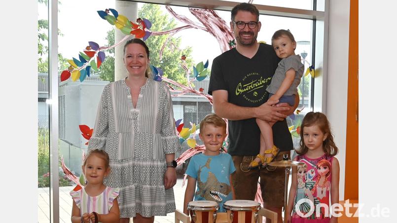 Bei der Spendenübergabe (von links): Verena Meier, die stellvertretende Leiterin der Kindertagesstätte Regenbogen und den Quertreiber Florian Meier mit Matteo, vorne Selina, Josef und Malena. Bild: gf
