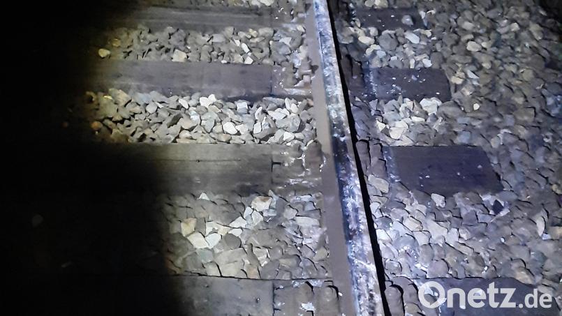 Unbekannte Kinder sollen auf der Bahnstrecke von Oberkotzau nach Weiden Schottersteine verteilt haben. Bild: Bundespolizei