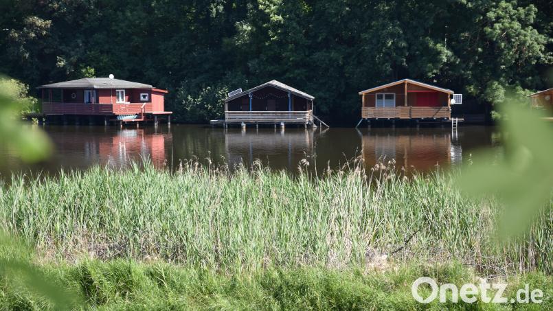 Die Bootshäuser am Rußweiher sind zwar in Privatbesitz, der Grund aber gehört der Stadt Eschenbach. Bild: Stefanie Roth
