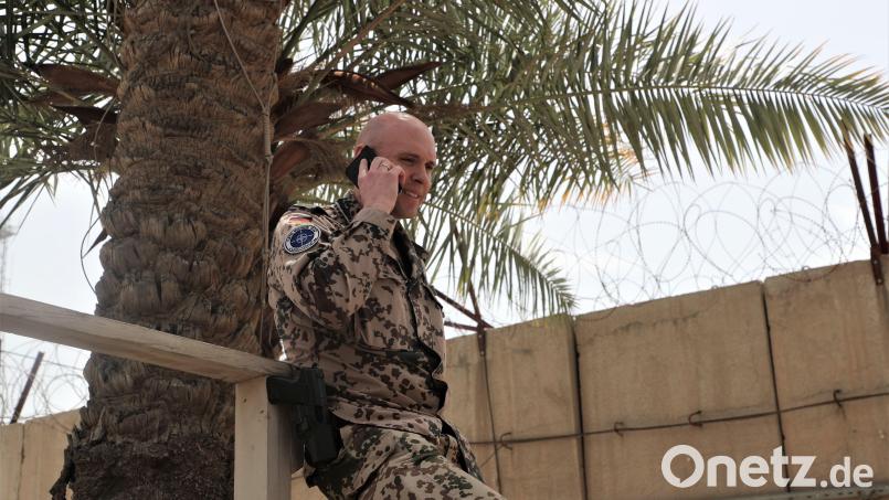 Der Kümmersbrucker Offizier Rico S. im Feldlager in Bagdad. Im Hintergrund sieht man die &quot;T-Wall&quot;, eine Mauer aus t-förmigen Betonteilen mit Stacheldraht, die die Einrichtung umgibt. Sicherheit sei immer noch ein Thema in Bagdad, sagt S. Bild: Bundeswehr/exb