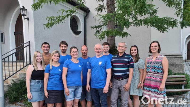 Der neue Vorstand der „Grenzlandbuam“ mit (hinten, von links) Markus Krisch, Stefan Braunschläger, Andreas Koller, Dominik Müller und Jana Götz sowie (vorne, von links) Anja Sporrer, Claudia Hopf, Verena Kreger, Günther Freundl, Mario Strecke und Gabriele Walter. Bild: Christine Ullrich/exb