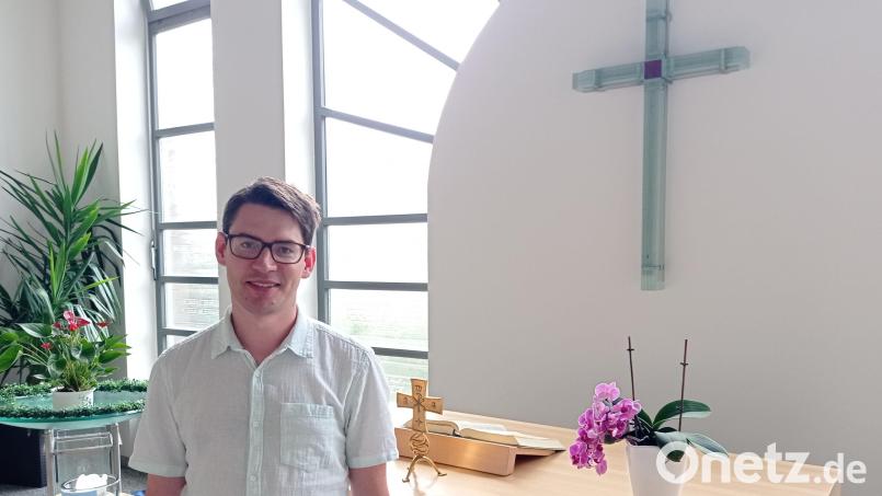 Vikar Klaus Tillmann (hier in der evangelischen Kirche in Waldershof) blickt auf eine abwechslungsreiche und erfüllte Zeit zurück. Bild: fpoz
