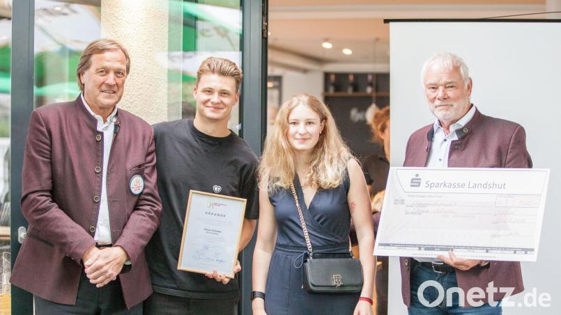 Chiara Schultes aus Fuchsmühl mit Erich Kühnhackl (von links), Tim Stützle und Jochen Reschka. Bild: Wolfgang Krzizok/exb