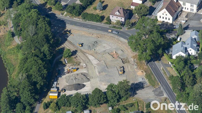 Der große Parkplatz beim Landratsamt wird derzeit befestigt und umgestaltet. Eine kleine Verkehrsinsel soll das Überqueren der Straße erleichtern. Die Zufahrt, bisher im Kurvenbereich der Mähringer Straße (oben links im Bild), wird ans andere Ende des Platzes (unten rechts) verlegt. Bild: mür