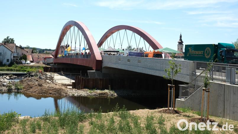 Nittenau hat ein neues Wahrzeichen: Die Brücke über den Regen. Seit Montag ist der Übergang befahrbar. Bis Ende des Jahres allerdings nur einspurig in Richrung Stadtmitte. Bild: Hirsch