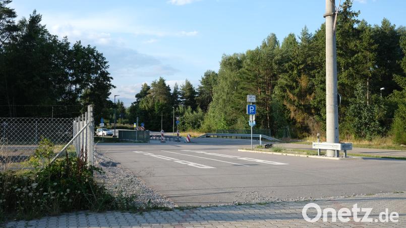Am Rande des Großparkplatzes in der Nähe des Murner Sees will der Betreiber des Mini-Supermarktes &quot;Kisten-Krämer&quot; einen Lebensmittel-Container zur Selbstbedienung aufstellen. Bild: Hirsch