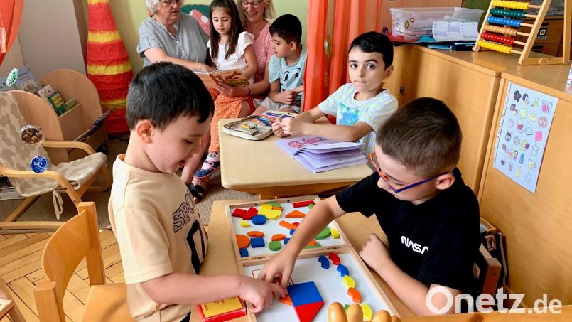 Im Kinderhaus "Bunte Welt" werden Kinder mit Entwicklungsverzögerungen in ihrer Einzigartigkeit angenommen und individuell gefördert. Leiterin Ulrike Grajer (hinten links) und ihre Kollegin Martina Köstler-Kappauf sind erfahrene Heilpädagoginnen, die wissen, wie sie mit den Mädchen und Buben umgehen müssen. Bild: Gabi Schönberger