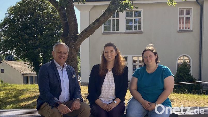 Landrat Roland Grillmeier sowie die Ehrenamtskoordinatorinnen Sarah Matzke und Christina Ponader (von links). Bild: Landratsamt Tirschenreuth/exb