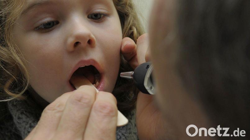 Die Praxen der Kinderärzte sind voll. So werden oft schon die Terminvereinbarungen für Untersuchungen von Eltern als schwierig wahrgenommen. Auch über lange Wartezeiten bis zum Termin gibt es immer wieder Klagen. . Symbolbild: Petra Hartl