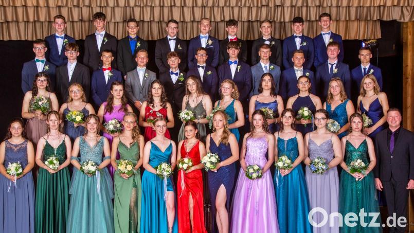 Die Tanzpaare der 9. Klassen der Realschule Auerbach beim Abschlussball mit ihrem Tanzlehrer Tobias Losert (rechts). Bild: wku