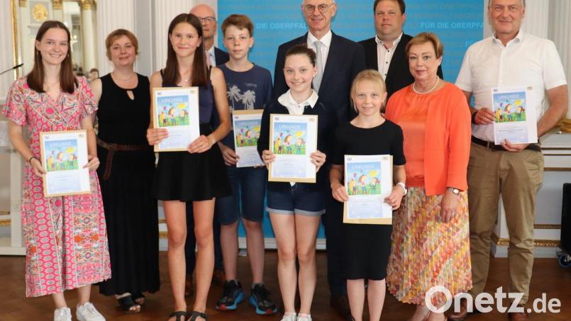 Fünf Schüler des Johann-Andreas-Schmeller-Gymnasiums Nabburg wurden für ihre Beiträge beim Europäischen Wettbewerb in Regensburg ausgezeichnet. Bild: Nadine Zintl/exb