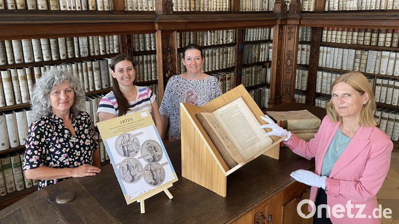 Sie freuen sich auf das 5. Oberpfälzer Kloster-Symposium (von links): Karin Hammer, Julia Richter, Katja Apfelbacher und Siglinde Kurz von der Provinzialbibliothek Amberg. Bild: upl