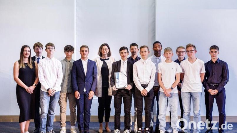 Landtagspräsidentin Ilse Aigner (Mitte) zeichnet die Vertreter drei neunen Klassen der Hans-Scholl-Realschule mit Lehrerin Tamara Parks (links) aus und überreicht ihnen Urkunden. Bild: exb/Bayerisches Kultusministerium