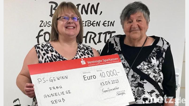 Kundenberaterin Martina Buchfelder (links) überreicht den symbolischen Spendenscheck an Anneliese Reuß. Bild: Sparkasse/exb