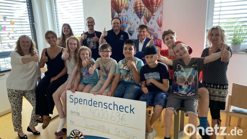 Mit den Kindern und Mitarbeitenden bedankten sich Einrichtungsleiterin Hannelore Haberzett (link) und Jugendfürsorge-Direktor Michael Eibl (hinten, Dritter von rechts) bei Thomas Andraschko (hinten, Dritter von links) für die Spende. Bild: Sebastian Schmid/exb