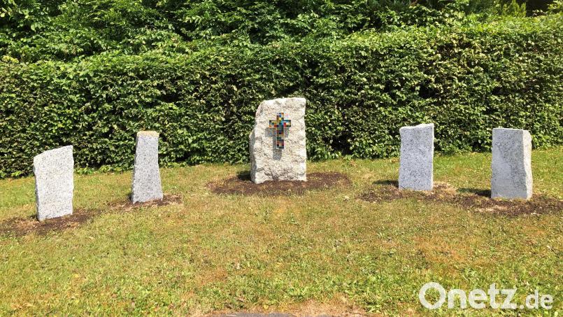Auf dem Friedhof in Neusorg wurde die neue Urnengemeinschaftsanlage gesegnet. Bild: Gemeinde Neusorg/exb