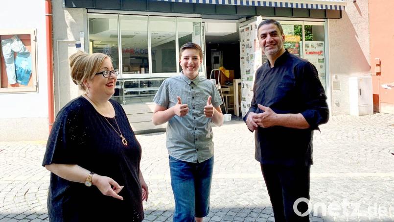 Die Buchstaben an der Fassade sind noch lesbar. Claudia, Arian und Mohammad Ebrahimi stehen vor dem alten &quot;Nordsee&quot;-Gebäude in der Weidener Wörthstraße. Ab September eröffnet dort ihr neues Lokal. Bild: Gabi Schönberger