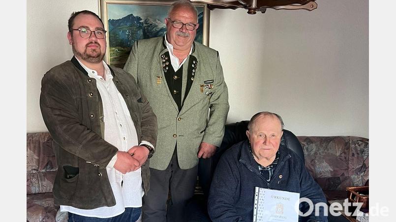 Schützenmeister Matthias Franz und dritter Gauschützenmeister Reinhold Wild (von links) überreichen Ehrennadel und Urkunde an Josef Bierl. Bild: SV 1893 e.V./exb