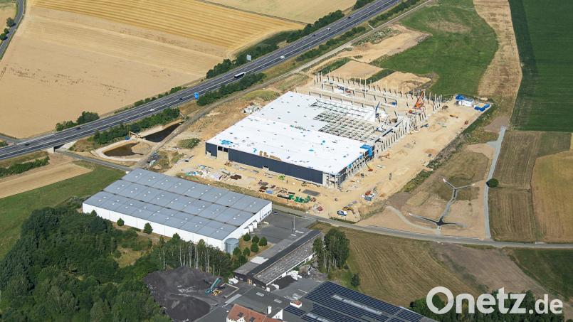 Das Luftbild vom vergangenen Wochenende zeigt die Ausmaße des künftigen Schott-Logistikzentrums an der A93 und der Oberteicher Straße in Mitterteich. Links darunter zu sehen ist die bestehende, deutlich kleinere Schott-Lagerhalle. Luftbild: mür