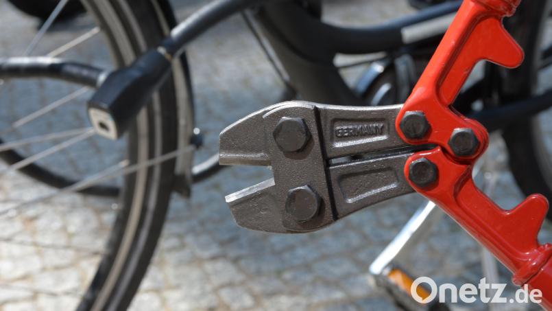 Fahrraddiebe sind mit unterschiedlichen Werkzeugen, auch mit Bolzenschneidern, ausgestattet. Bild: Andrea Warnecke/dpa