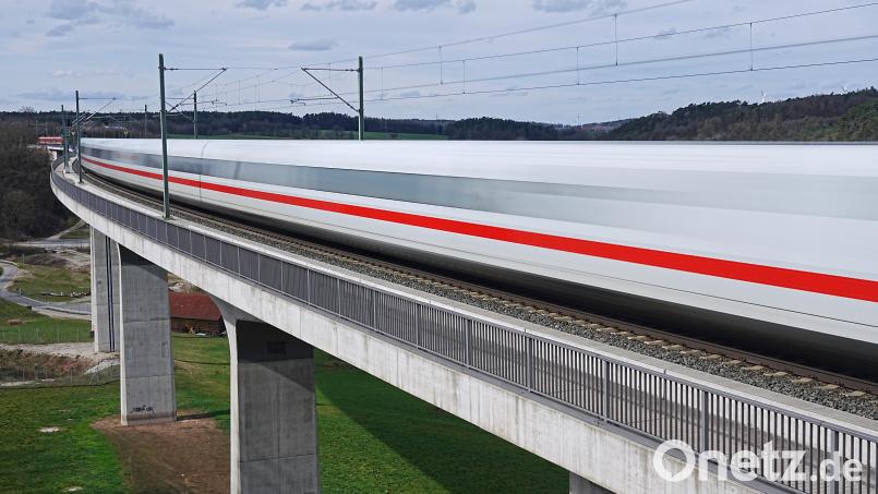 Ein ICE in vollem Tempo zwischen Würzburg und Nürnberg. Gibt es so ein Bild bald auch in der Oberpfalz? Bild: Volker Emersleben