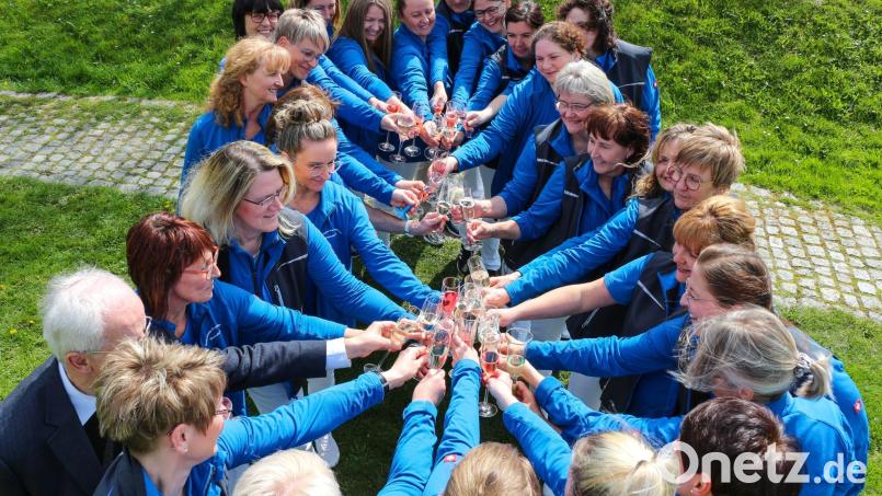 Ein starkes Team: Die 30 Mitarbeiter der Ambulanten Krankenpflege St. Georg kümmern sich 365 Tage im Jahr um ihre Patienten. Links: Stadtpfarrer Josef Häring. Bild: mas