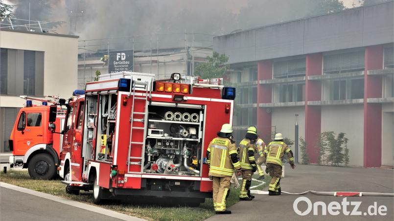 Gegen 9.50 Uhr gab es laut Meldung aus dem Polizeipräsidium Oberpfalz die ersten Infos zum Brand an einer Schulturnhalle am sogenannten Schulberg in Cham. Bild: Dominik Altmann