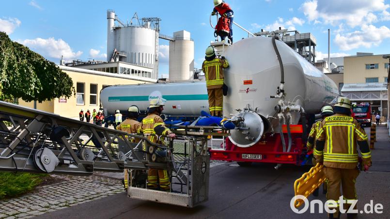 Mittels Drehleiter wurde bei der Einsatzübung auf dem Betriebsgelände der Nabaltec eine Person geborgen. Bild: D. Zwick/exb