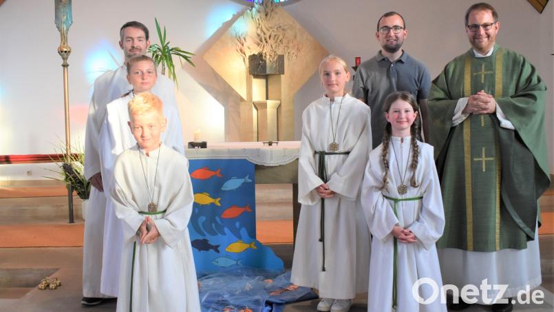 Nico Arnold (von links vorne), Sophie Skopek (dahinter), Theresa Krauß und Sina Kummer werden in der Gmünder Kirche &quot;Herz Mariä&quot; in die Gemeinschaft der Ministranten aufgenommen. Bild: rgr
