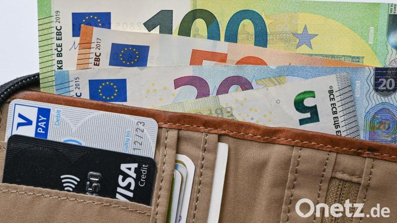 Viel Geld und persönliche Dokumente steckten in einer Geldbörse, die neben einer Zapfsäule in Amberg am Boden lag. Bild: Patrick Pleul/dpa-Zentralbild/Illustration