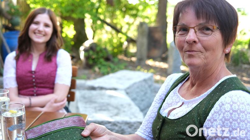 Maria Bartmann, hier zusammen mit ihrer Tochter Theresia, wählte ein Trachten-Grün, passend zum Janker ihres Mannes. Am Ende blieb sogar noch Stoff übrig für eine Tasche. Bild: Hirsch