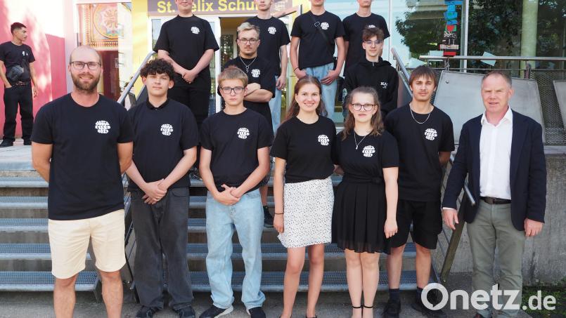 Der gesamte Abschlussjahrgang der Neustädter St. Felix Schule war erfolgreich. Vorne, von links: Klassleiter Frank Prechtl, die Klassenbesten Luca Wagner, Mike Kubinger, Barbara Sammet, Julia Heinrich, Jan Scharnagl sowie Schulleiter Rainer Hetz. Bild: krb