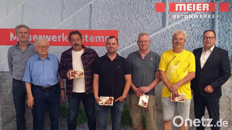 Bei der Ehrung (von links): Geschäftsführer Martin Meier, Firmengründer Josef Meier, Günther Wildfeuer, Bernd Übler, Ludwig Butz, Albert Meier und Prokurist Franz-Josef Rauch Bild: Petra Michael-Dornbach