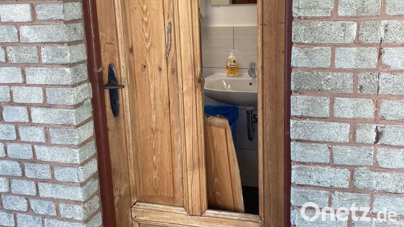 Diese denkmalgeschützte Holztür im ehemaligen Bahnhof in Ursensollen wurde zerstört. Die Polizei hat Spuren gesichert. Bild: Polizei Amberg