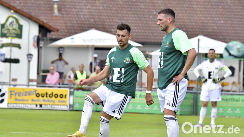 Anstoß zur neuen Saison: Für die DJK Ammerthal (im Bild links Christian Heinloth, rechts Mergim Bajrami) beginnt die Runde mit einem Auswärtsspiel bei Fortuna Regensburg. Archivbild: Hubert Ziegler