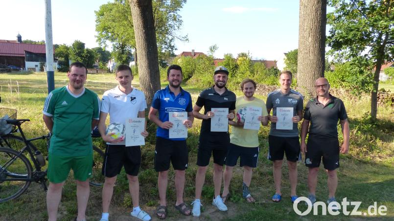 Stolz stellen sich die Mannschaftsführer zum Gruppenbild auf. links TSV-Abteilungsleiter Markus Grünbauer, rechts TSV-Vorsitzender Richard Zeiler Bild: hme