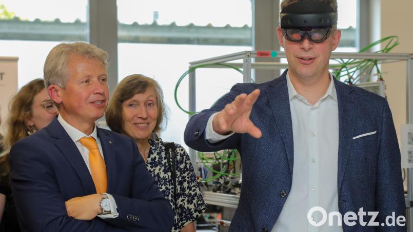 Hinter dieser VR-Brille verbirgt sich der bayerische Wissenschaftsminister Markus Blume (OTH). OTH-Präsident Clemens Bulitta (links) durfte mit ihm die neuen Räume des Digitalen Campus einweihen. Bild: Wolfgang Steinbacher
