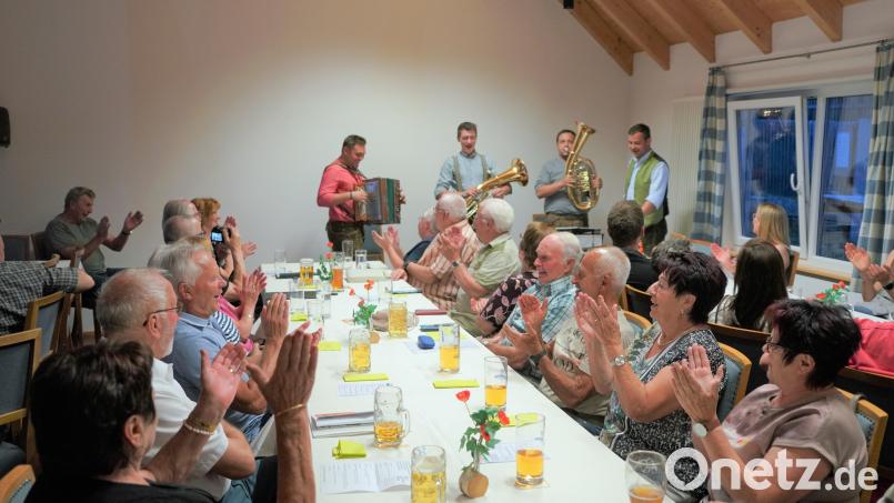 Oberpfälzer Dialekt und die Hulzstoußboum – die Besucher im Albersriether Dorftreff haben ihre Freude Bild: fvo