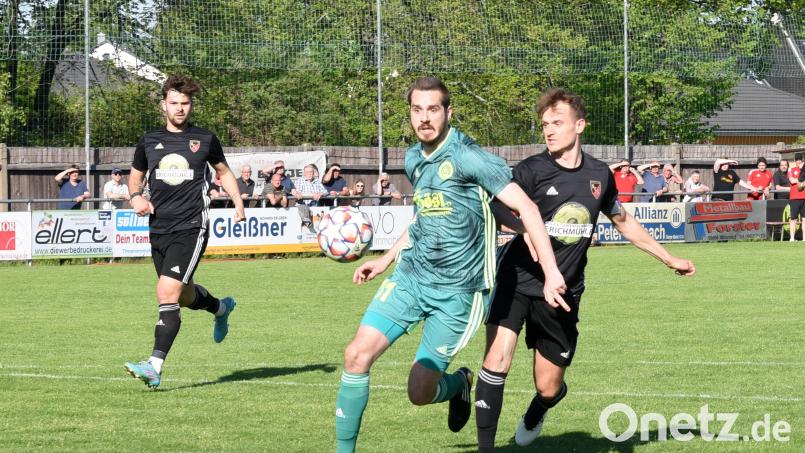 Der SV Mitterteich empfängt am Samstag den Baiersdorfer SV. Im ersten Punktspiel der neuen Landesliga-Saison hoffen die Stiftländer natürlich auf die Treffsicherheit von Torjäger Marco Kießling (grünes Trikot). Archivbild: Gebert