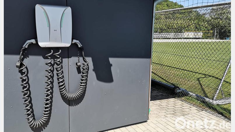 Mitglieder des 1. FC Rieden können während der Vereinsaktivitäten ihr E-Fahrzeug an einer solchen Ladestation aufladen. Bild: gau