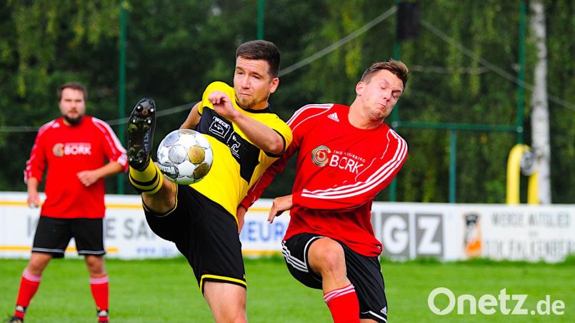 Spielertrainer Marc Diener (links) und der SV Steinmühle fiebern der Rückkehr in die Kreisklasse entgegen. Am ersten Spieltag wartet gleich ein richtiger Prüfstein auf den Aufsteiger. Bild: Thomas Schrems