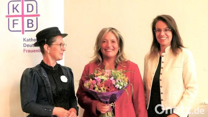 Elke Reinhart (Mitte) ist mit dem Ellen-Ammann-Preis ausgezeichnet worden. Das Bild zeigt sie mit Ellen-Ammann-Darstellerin Gertrud Ströbele (links) und MdB Martina Englhardt-Kopf (rechts). Bild: Bala/exb