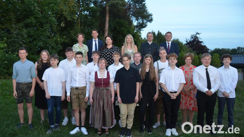 An der Pfalzgraf-Friedrich-Mittelschule erreichten einige Schüler wieder hervorragende Ergebnisse. Bester wurde Timo Zellner (vorne, Mitte) mit einem Notendurchschnitt von 1,2. Dazu gratulierten die Rektoren und Lehrkräfte ganz herzlich. Die Besten aus den verschiedenen Jahrgangsstufen erhielten Auszeichnungen unn werden auch noch von Landrat Andreas Meier im Landratsamt ausgezeichnet. Bild: dob