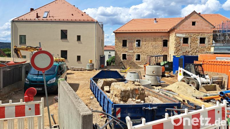 Großbaustelle an der Gerhardingerschule: Links das Gebäude zur Ganztagesbetreuung, rechts der Komplex für das künftige Archiv. Der Pausenhof der Schule dient als Lagerplatz. Bild: Hirsch
