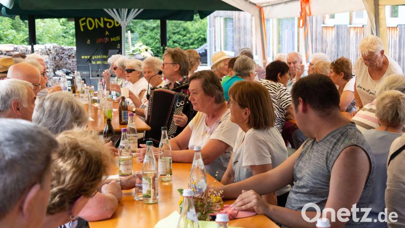 Viele Besucher zieht es zum Sommerfest ins Ü50-Café der AWO. Der &quot;Fonse&quot; sorgt für Unterhaltung. Bild: Welnhofer/exb