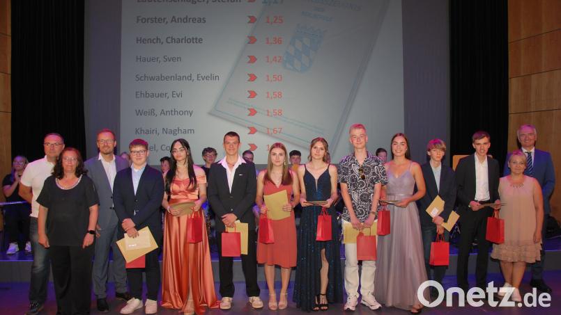 Ehrung der neun besten Absolventen und Absolventinnen: Corvin Rösel (1,73), Nagham Khairi (1,67), Anthony Weiß (158), Evi Ehbauer (1,58), Evelin Schwabenland (1,50), Sven Hauer (1,42), Charlotte Hench (1,36), Andreas Forster (1,25) und Stefan Lautenschlager (1,17/ab Vierter von links). Bild: gsp
